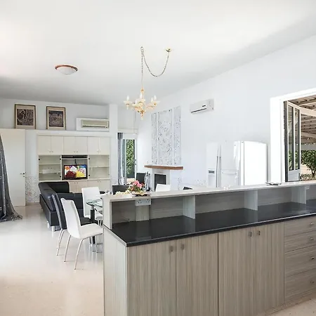 Villa Mavris - Lovely 4 Bedroom Villa With Private Pool In Central Ayia Napa