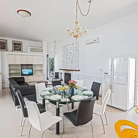 Mavris - Lovely 4 Bedroom With Private Pool In * Ayia Napa