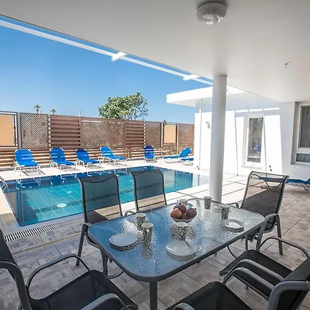 Villa Mavris - Lovely 4 Bedroom With Private Pool In