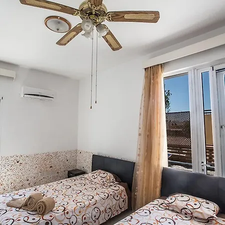 Mavris - Lovely 4 Bedroom With Private Pool In