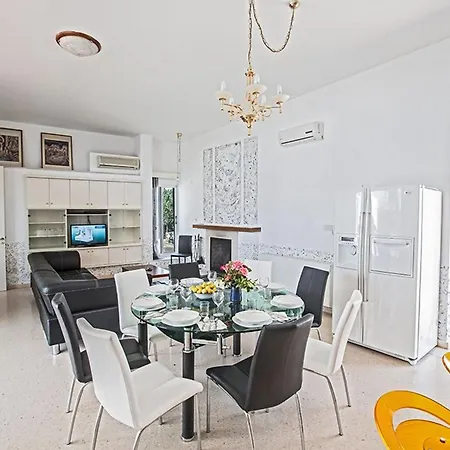 Mavris - Lovely 4 Bedroom With Private Pool In * アヤナパ